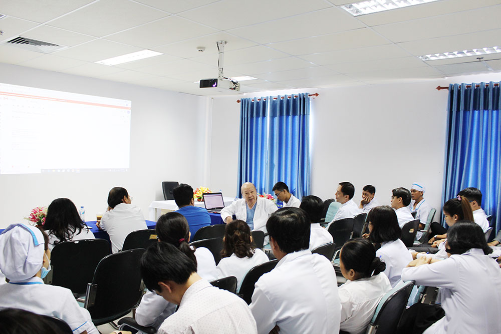 GS. Bùi Duy Tâm đến BV Tâm Trí Đồng Tháp cập nhật kiến thức y khoa mới cho đội ngũ bác sĩ