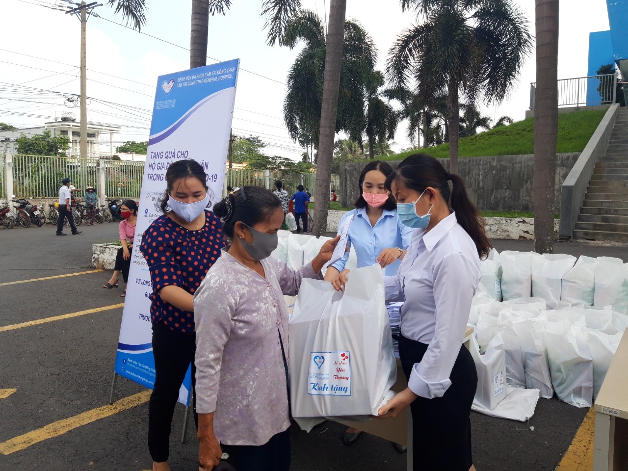 Bệnh viện Tâm Trí Đồng Tháp san sẻ yêu thương với hoàn cảnh khó khăn trong mùa dịch Covid-19