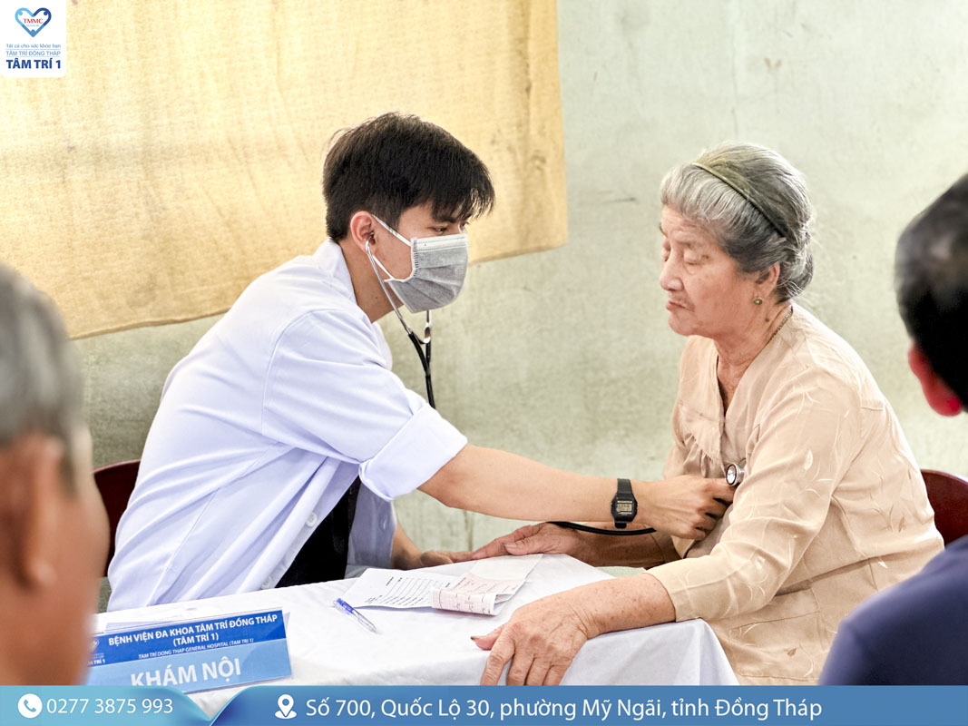 Hoạt động khám bệnh, cấp thuốc miễn phí và tặng quà cho người dân xã Tân Dương, tỉnh Đồng Tháp