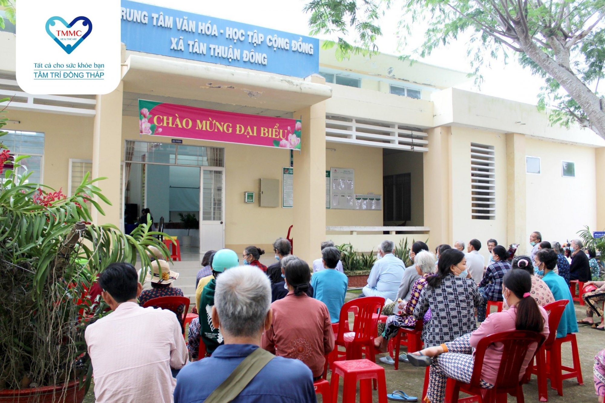 Khám bệnh và cấp thuốc miễn phí cho người dân xã Tân Thuận Đông