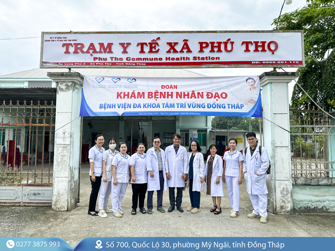 Hoạt động khám bệnh, cấp thuốc miễn phí cho người dân xã Phú Thọ, tỉnh Đồng Tháp