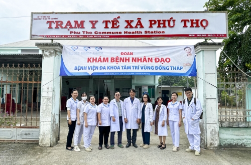 Hoạt động khám bệnh, cấp thuốc miễn phí cho người dân xã Phú Thọ, tỉnh Đồng Tháp