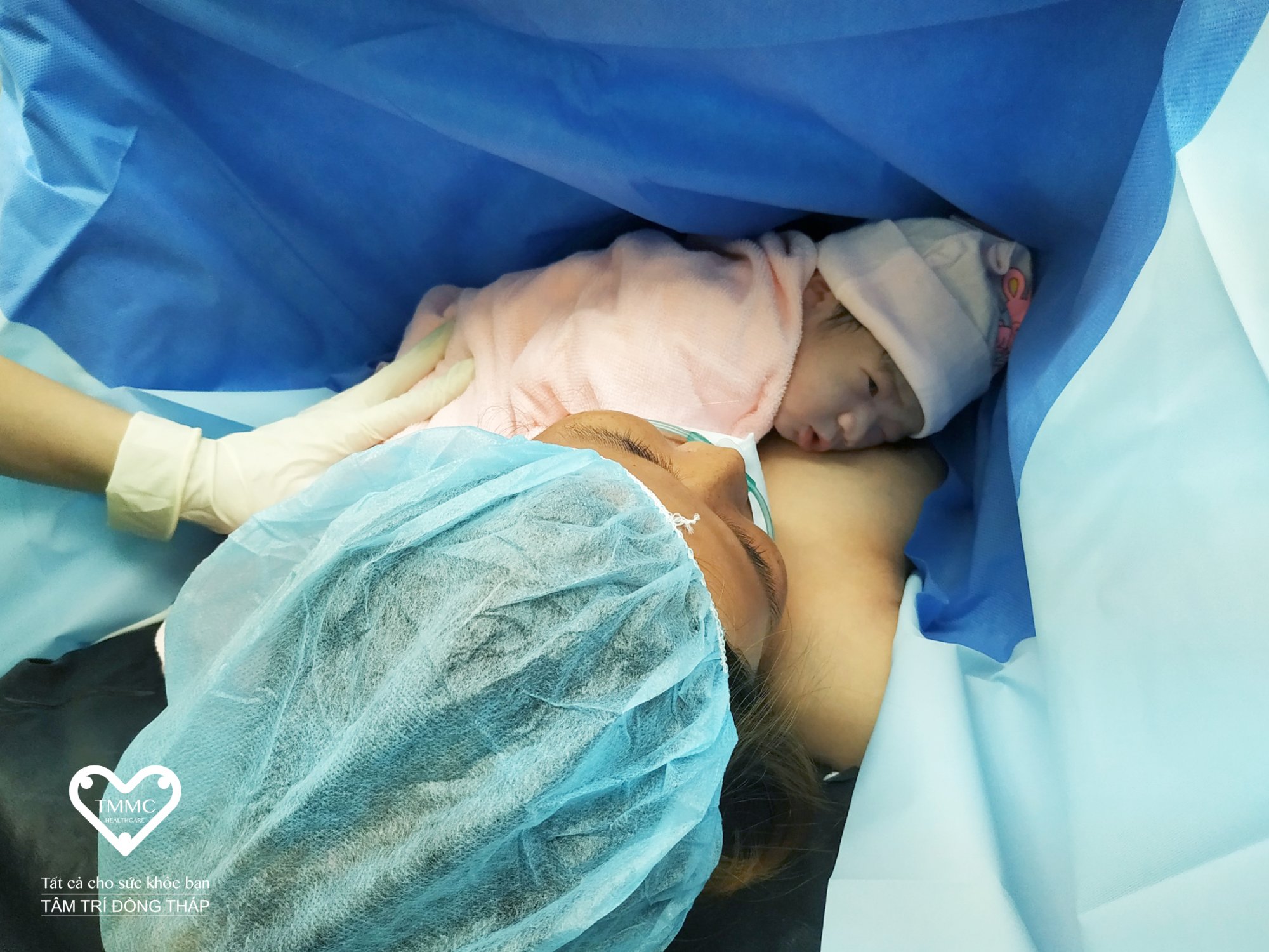 Đồng hành cùng mẹ và bé yêu trong hơn 40 phút tại phòng mổ bắt con