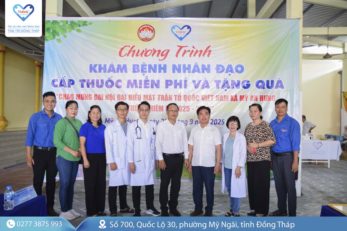 Hoạt động khám bệnh, cấp thuốc miễn phí và tặng quà cho người dân xã Mỹ An Hưng.