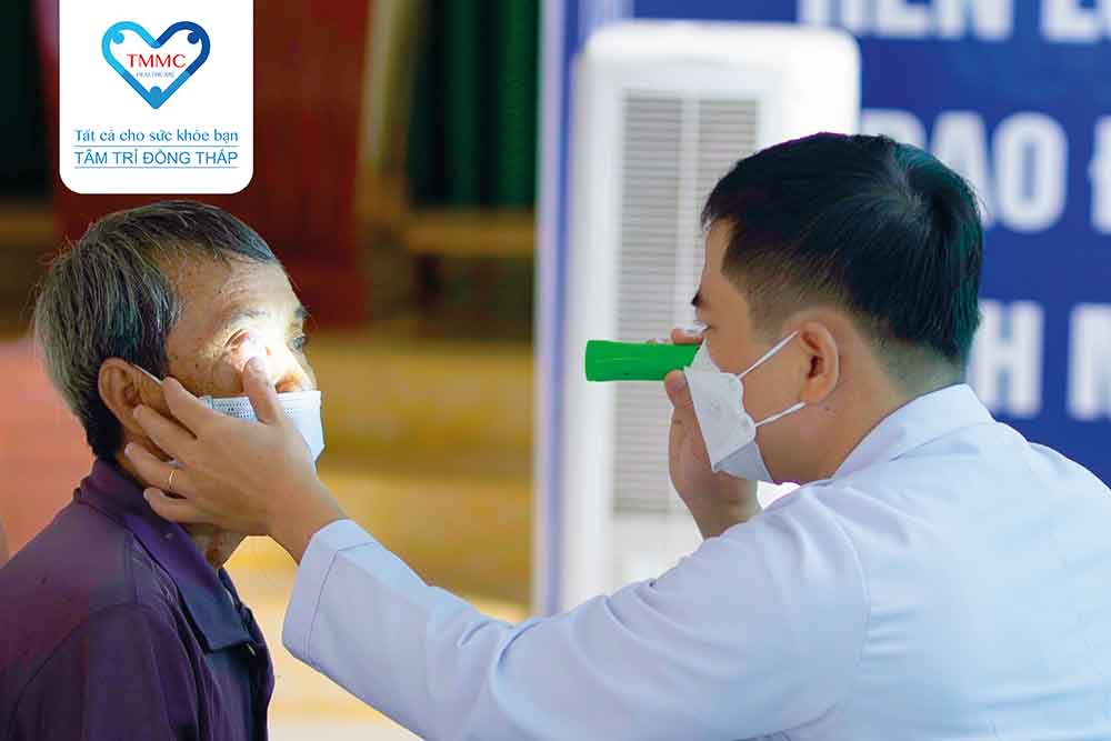 Hoạt động khám bệnh và cấp thuốc miễn phí cho người dân xã Mỹ Trà